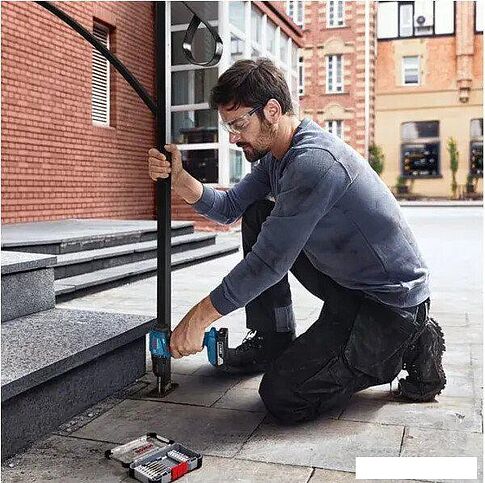 Дрель-шуруповерт Bosch GSR 185-LI Professional 06019K3080 (с 2-мя АКБ, кейс)