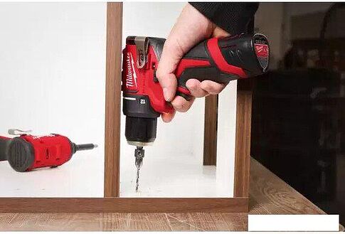 Дрель-шуруповерт Milwaukee M12 BLDDRC-202C 4933499686 (с 2-мя АКБ, кейс)