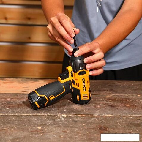 Винтоверт Deko DKIS12-Li Set 063-4390 (с 2-мя АКБ, кейс)