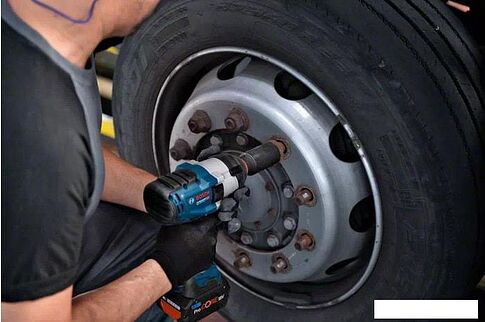 Гайковерт Bosch GDS 18V-1050 H Professional 06019J8502 (с 2-мя АКБ 8 Ah, кейс)