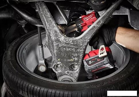 Гайковерт Milwaukee M18 FIW2P12-502X 4933478447 (с 2-мя АКБ, кейс)