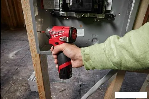 Винтоверт Milwaukee M12 FUEL M12FID2-202X 4933479877 (с 2-мя АКБ, кейс)