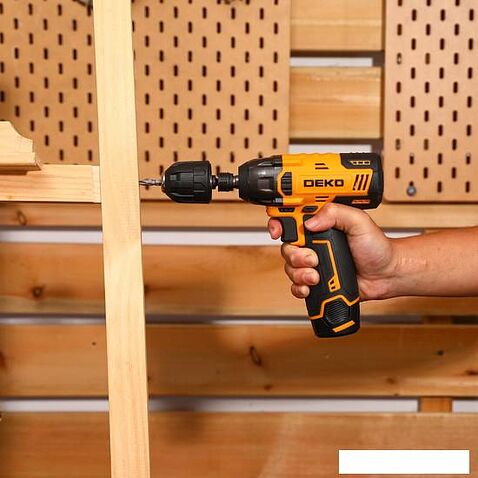 Винтоверт Deko DKIS12-Li Set 063-4390 (с 2-мя АКБ, кейс)