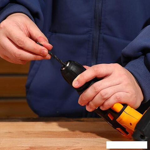 Дрель-шуруповерт Deko Banger 16V 080-1003 (с 2-мя АКБ, кейс, оснастка)