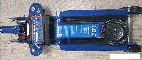 Подкатной домкрат AE&T T32010A 2т