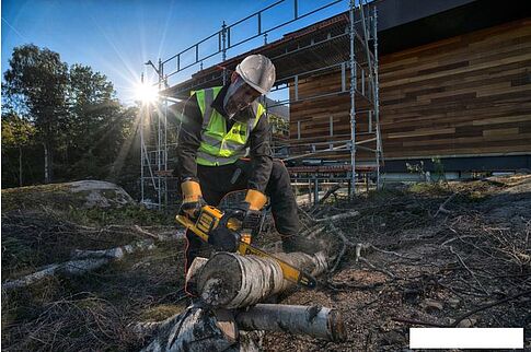 Аккумуляторная пила DeWalt DCM575N-XJ (без АКБ)