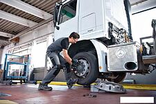 Гайковерт Bosch GDS 18V-1050 H Professional 06019J8502 (с 2-мя АКБ 8 Ah, кейс) Гайковерт Bosch GDS 18V-1050 H Professional 06019J8502 (с 2-мя АКБ 8 Ah, кейс)