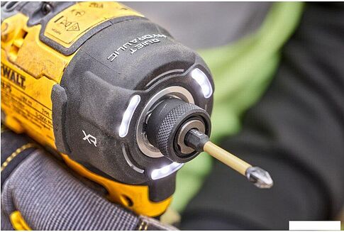 Винтоверт DeWalt DCF870E2T (с 2-мя АКБ, кейс)