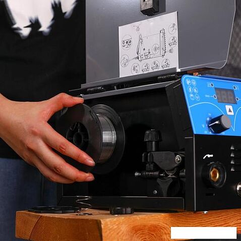 Сварочный инвертор Deko DKWM200NG 051-4695